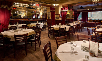 Carmine’s Times Square dining room